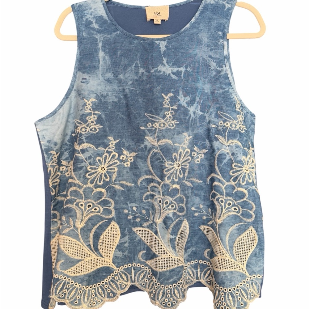 SW New York Embroidered Floral Scallop Hem Sleeveless Top